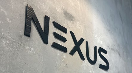 Logo do Nexus Barber Studio em parede de concreto em Queluz, Lisboa, PT.