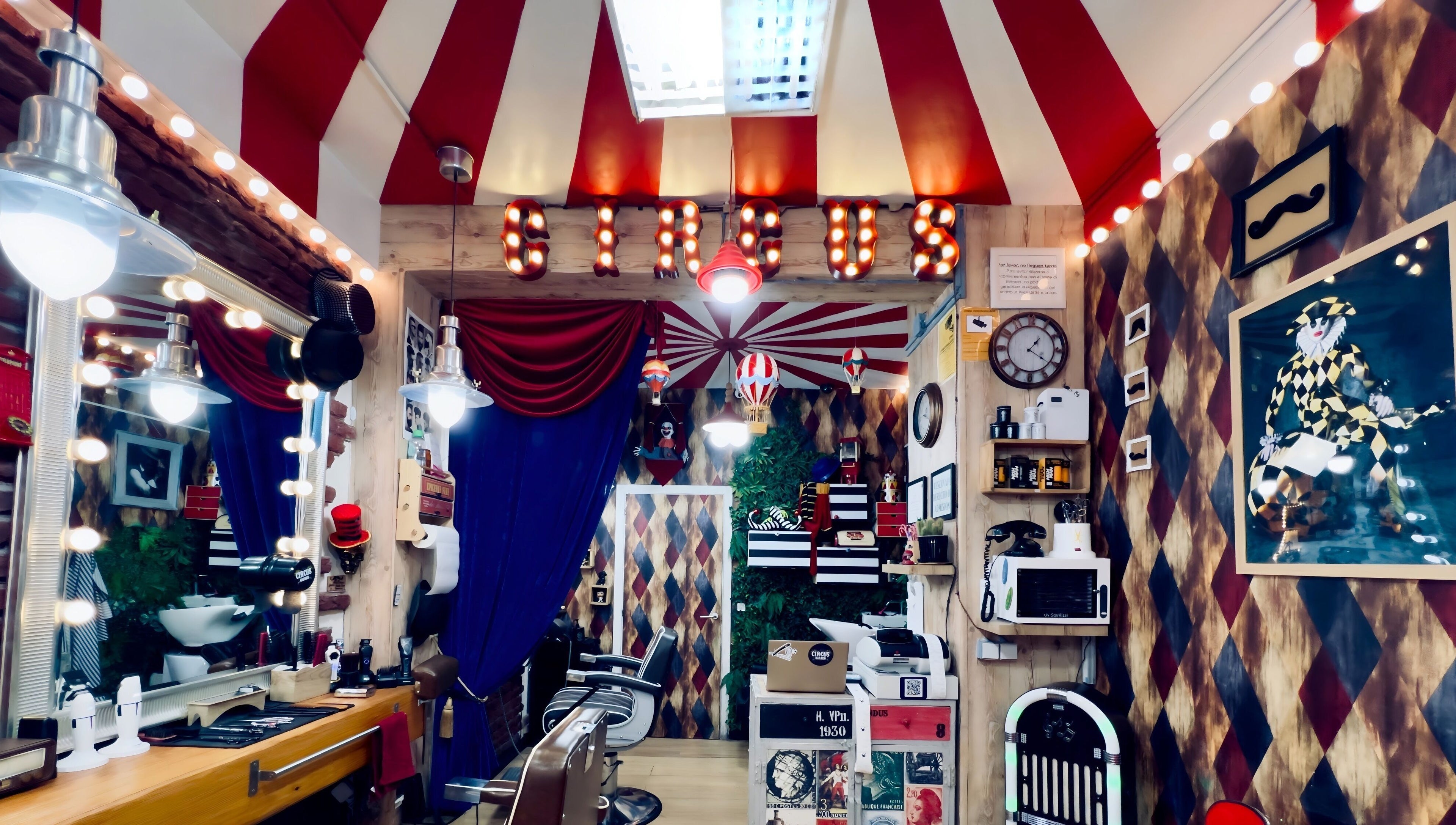 Interior temático de Circus Barber Diego de León en Madrid, Comunidad De Madrid, ES. Decoración estilo circo.