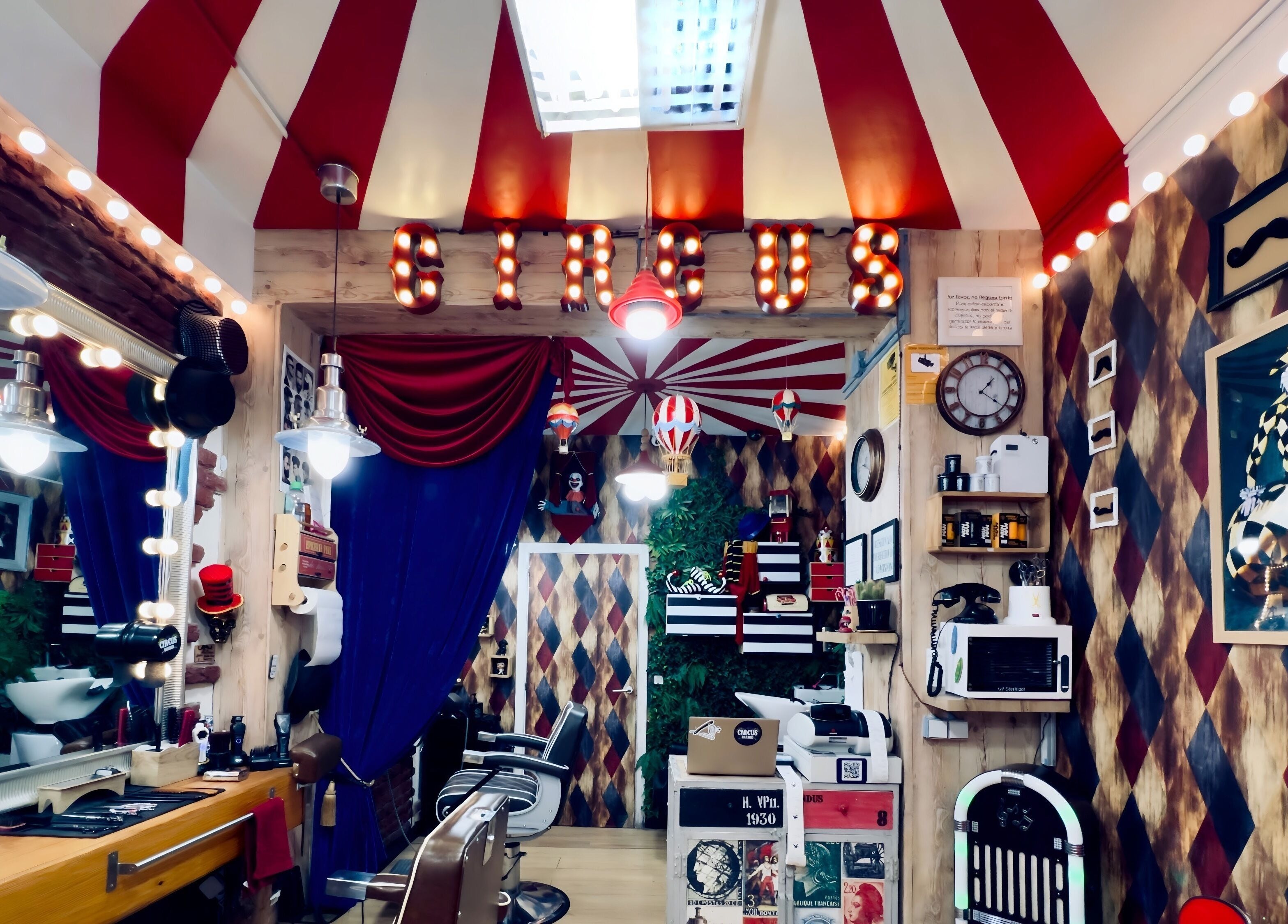 Interior temático de Circus Barber Diego de León en Madrid, Comunidad De Madrid, ES. Decoración estilo circo.