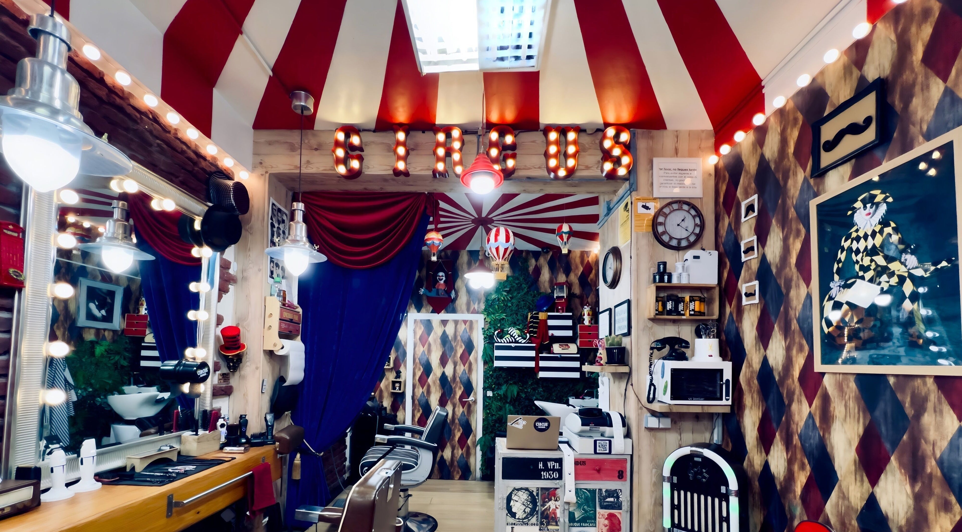 Interior temático de Circus Barber Diego de León en Madrid, Comunidad De Madrid, ES. Decoración estilo circo.