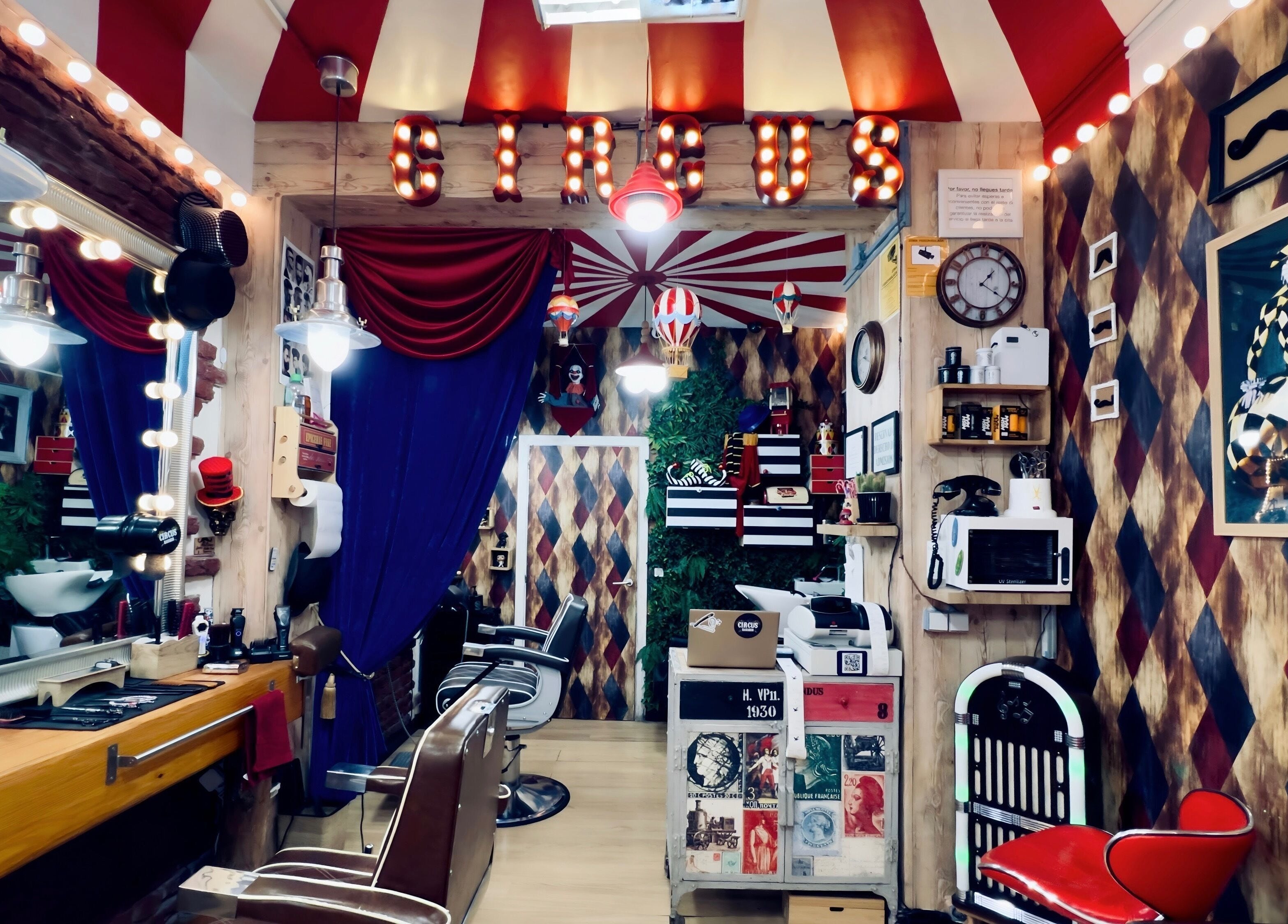 Interior colorido de Circus Barber Diego de León, Madrid, Comunidad De Madrid, ES con decoración estilo circo.
