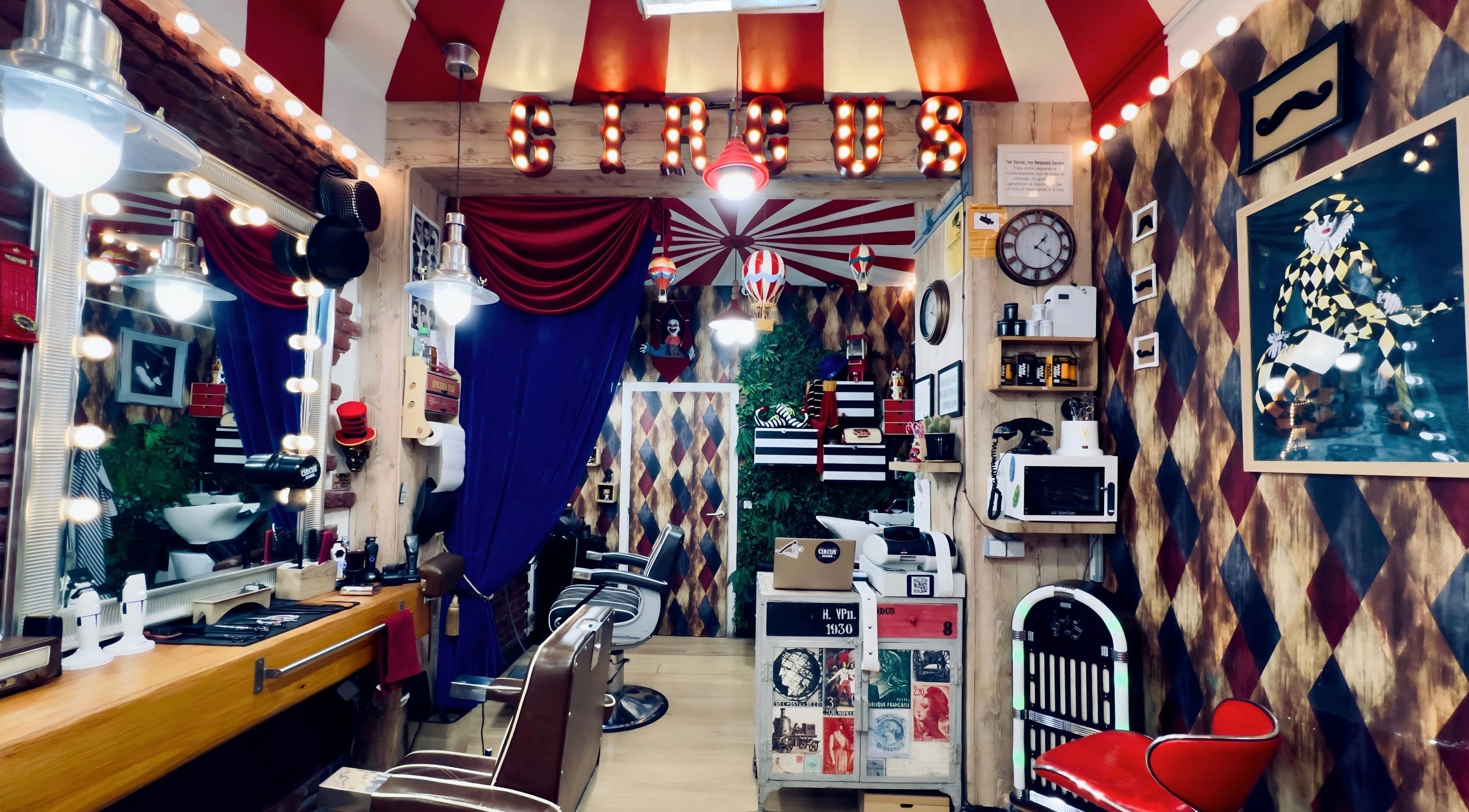 Interior colorido de Circus Barber Diego de León, Madrid, Comunidad De Madrid, ES con decoración estilo circo.