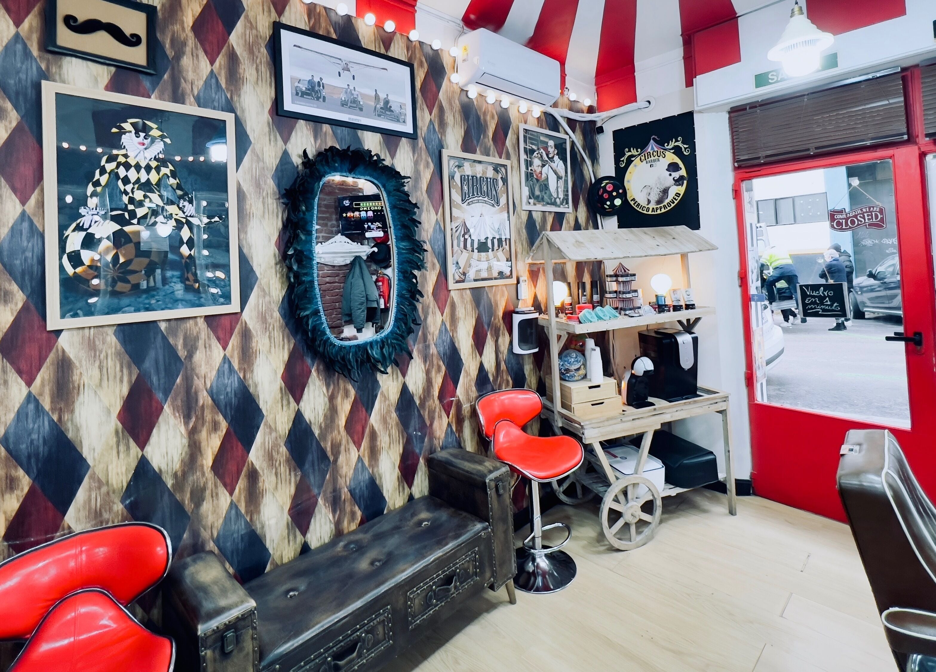 Interior decorado con temática circense en Circus Barber Diego de León, Madrid, Comunidad De Madrid, ES.