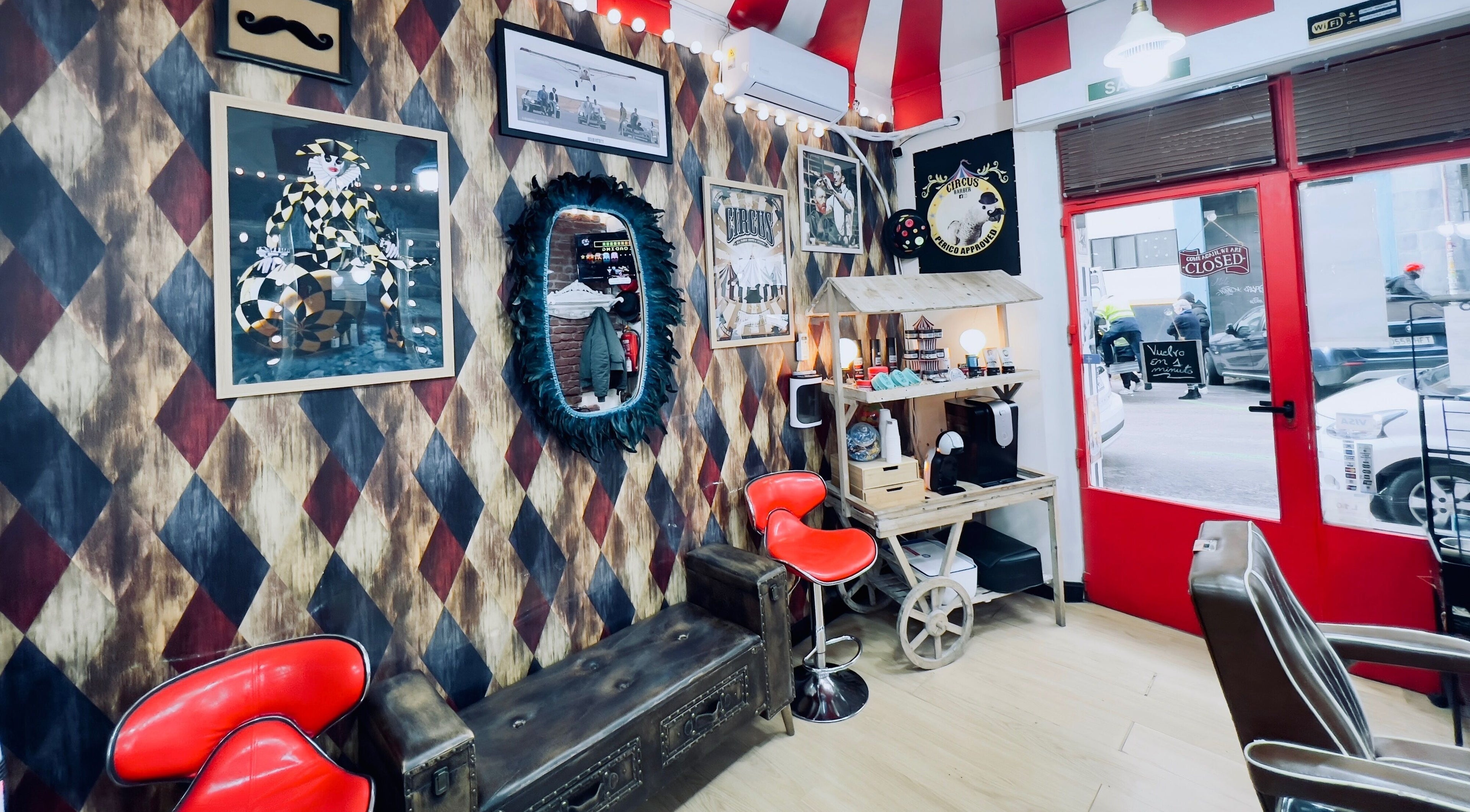 Interior decorado con temática circense en Circus Barber Diego de León, Madrid, Comunidad De Madrid, ES.