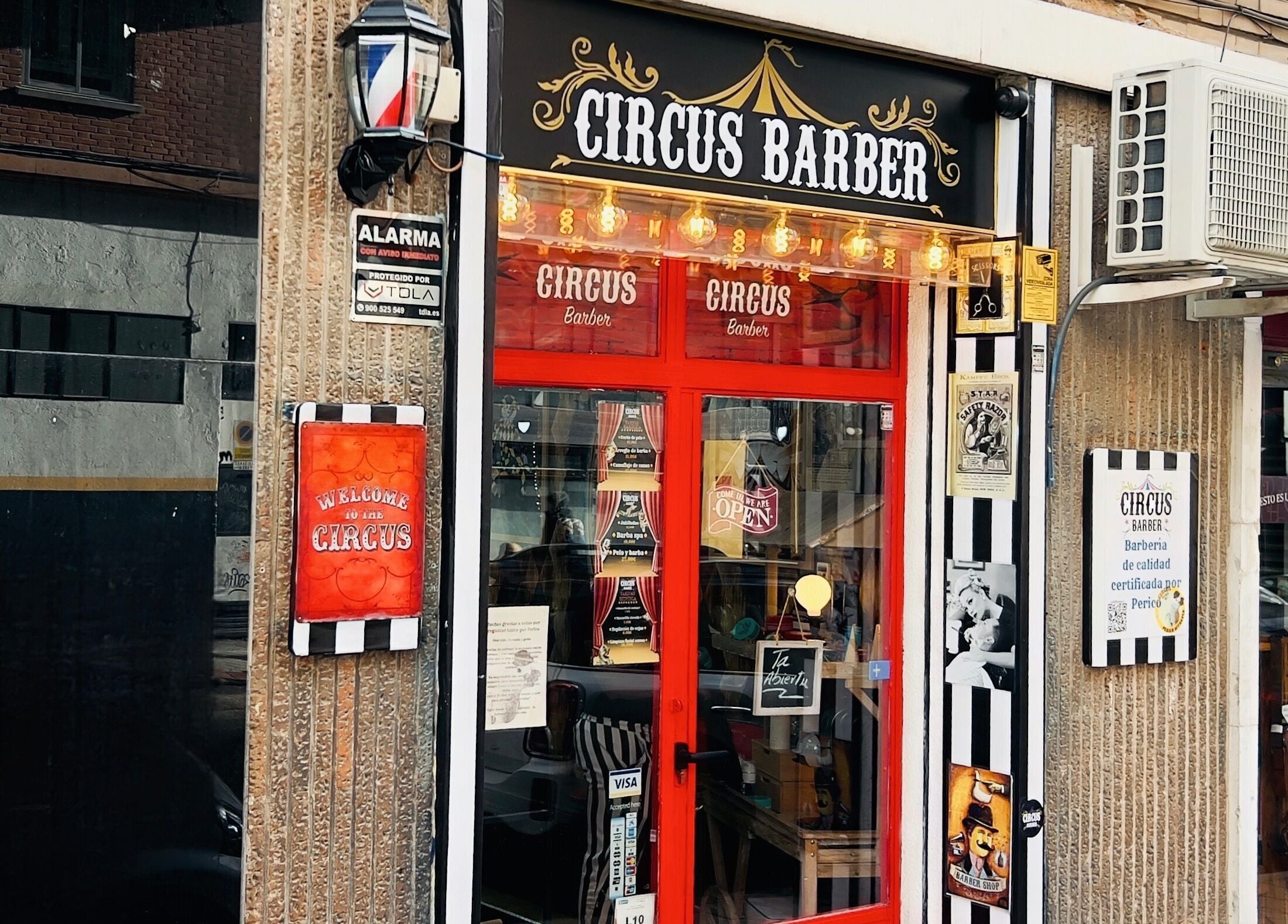 Fachada de Circus Barber Diego de León en Madrid, Comunidad De Madrid, ES, mostrando su entrada vibrante.