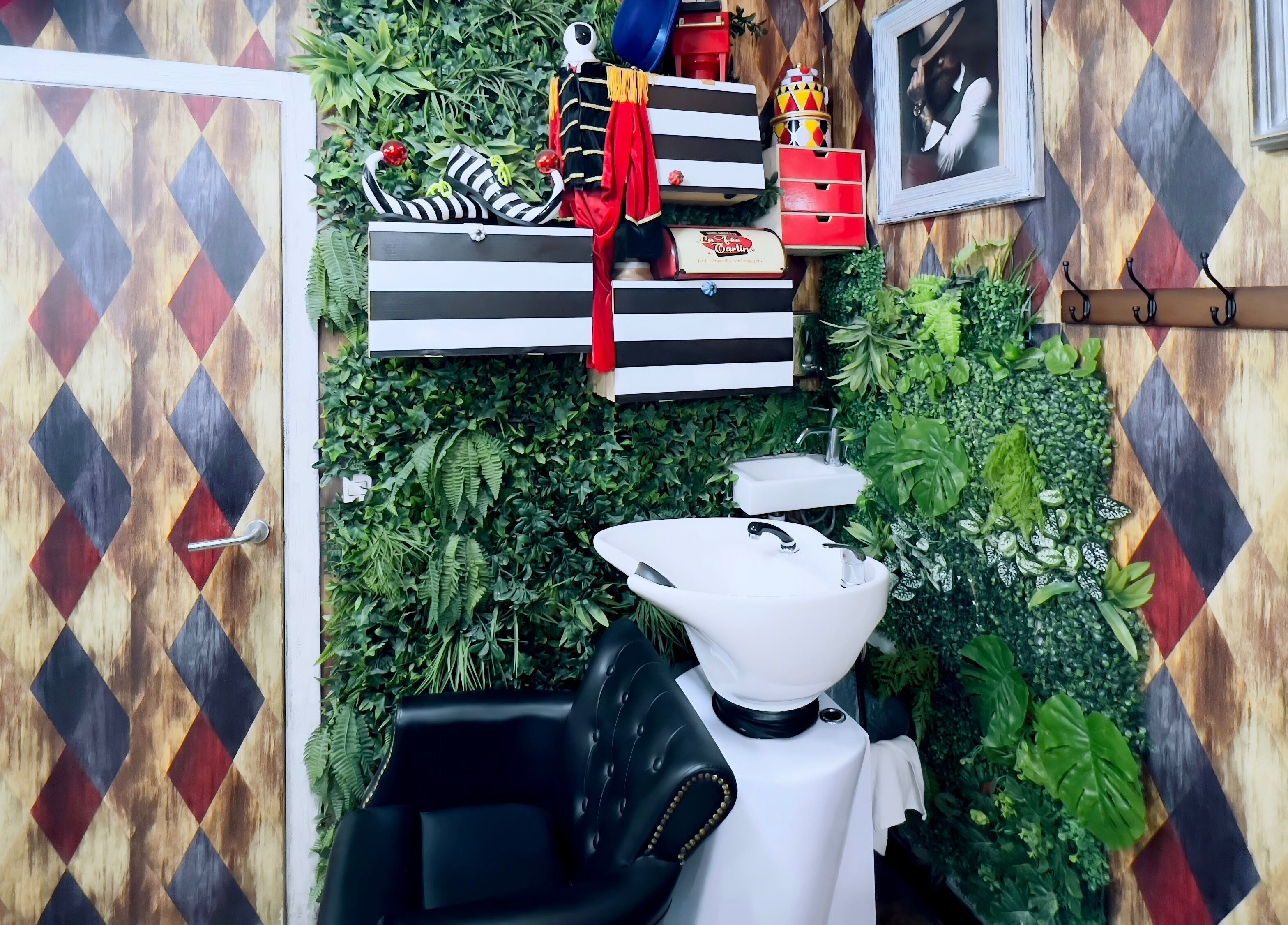 Decoración vibrante en Circus Barber Diego de León, Madrid, Comunidad De Madrid, ES.