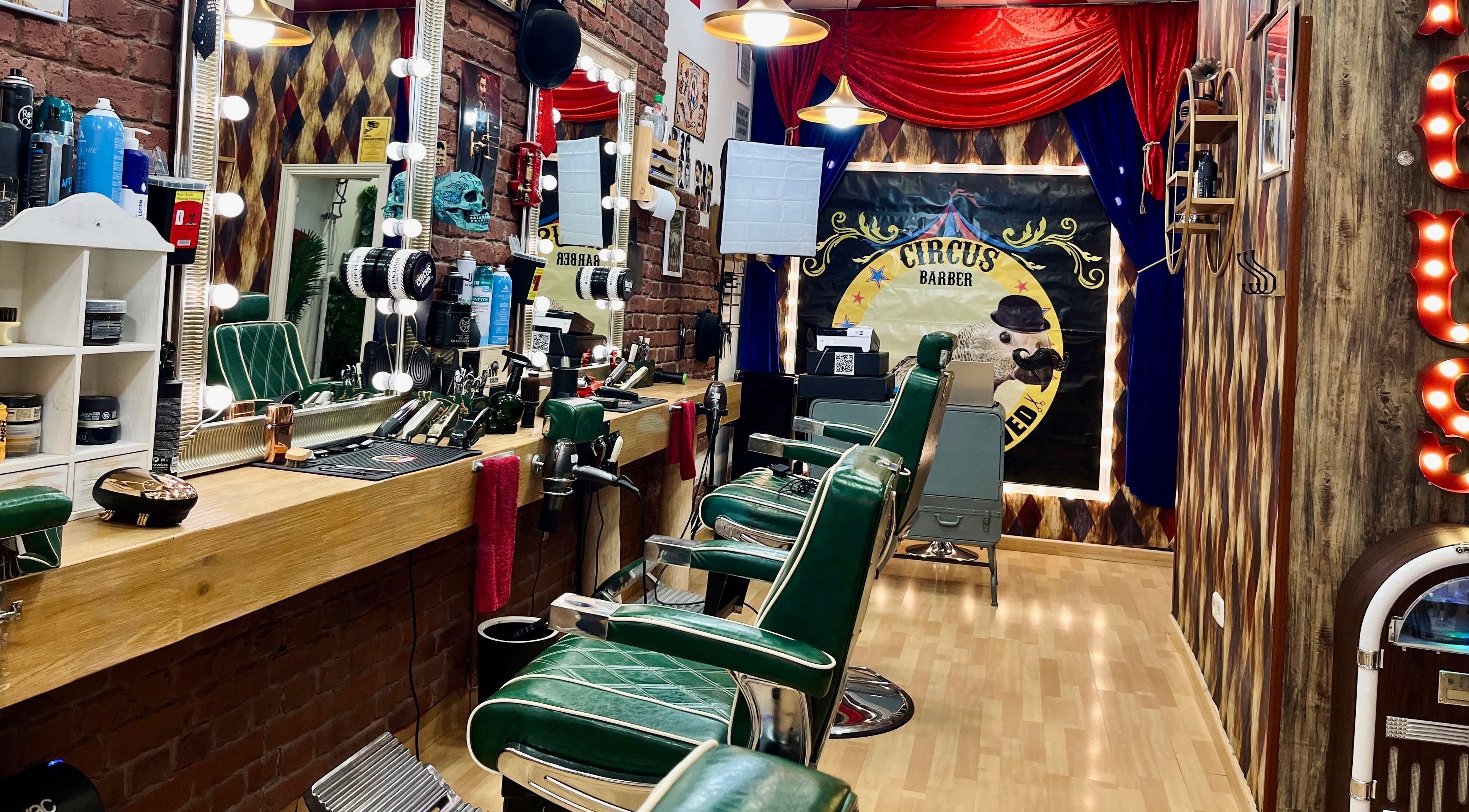 Interior de Circus Barber Sainz de Baranda en Madrid, Comunidad De Madrid, ES con sillas y espejo retroiluminado.