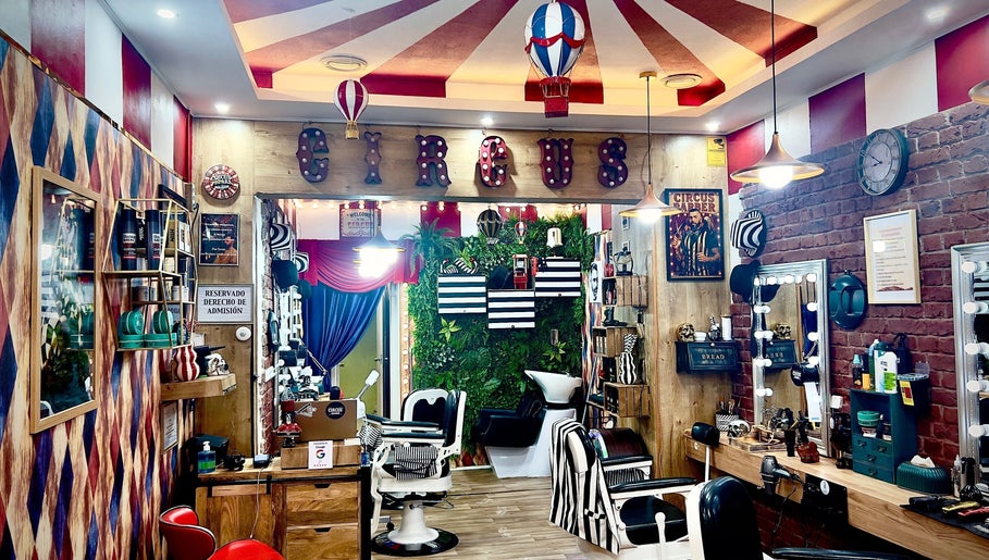Interior temático de Circus Barber San Bernardo en Madrid, Comunidad De Madrid, ES, con estilo circense.