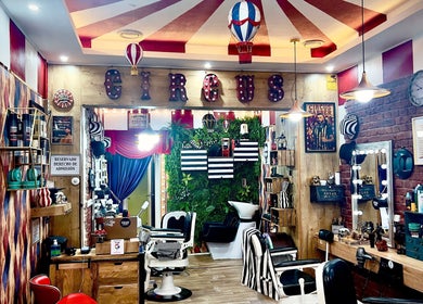 Interior temático de Circus Barber San Bernardo en Madrid, Comunidad De Madrid, ES, con estilo circense.