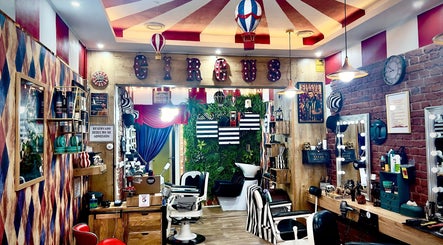 Interior temático de Circus Barber San Bernardo en Madrid, Comunidad De Madrid, ES, con estilo circense.