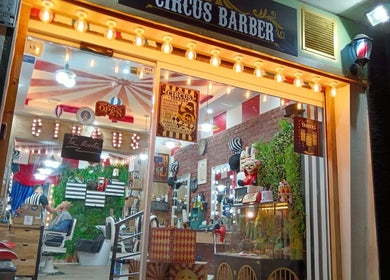 Exterior de Circus Barber San Bernardo en Madrid, Comunidad De Madrid, ES, mostrando su vibrante decoración circense.