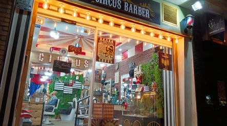 Exterior de Circus Barber San Bernardo en Madrid, Comunidad De Madrid, ES, mostrando su vibrante decoración circense.