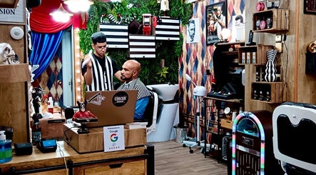 Interior colorido de Circus Barber San Bernardo, Madrid, Comunidad De Madrid, ES. Escena de corte de pelo.