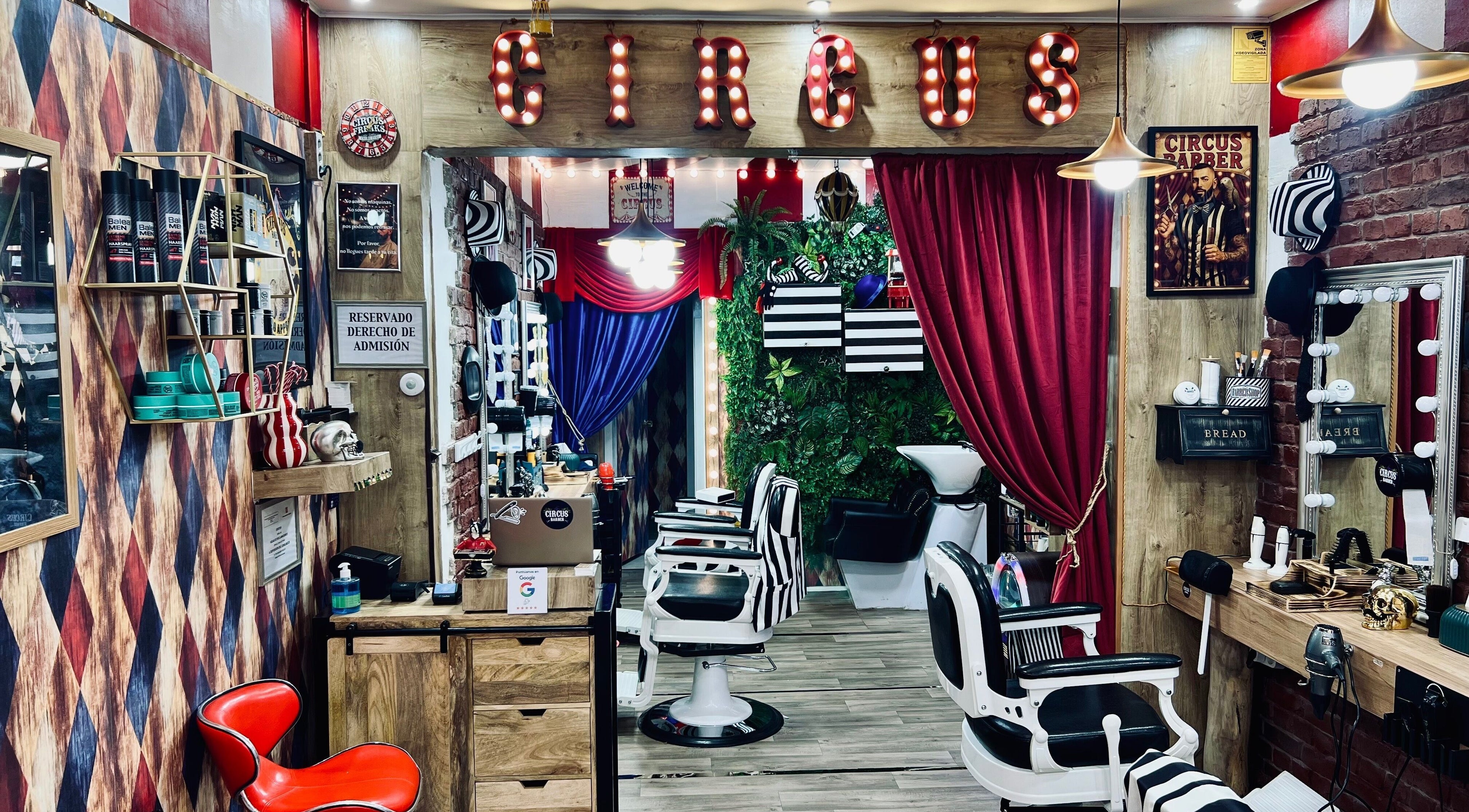 Interior retro de Circus Barber San Bernardo en Madrid, Comunidad De Madrid, ES con sillas vintage y decorado colorido.