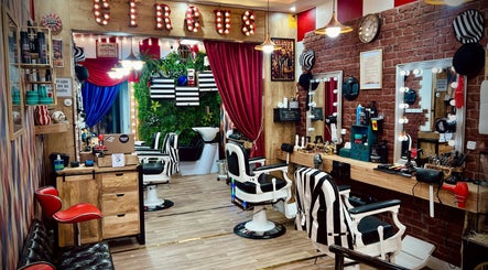 Interior de Circus Barber San Bernardo en Madrid, Comunidad De Madrid, ES, con sillas de barbero y decoración vintage.