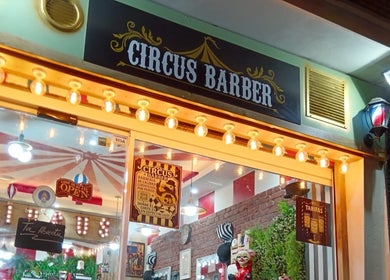 Entrada iluminada de Circus Barber San Bernardo en Madrid, Comunidad De Madrid, ES.