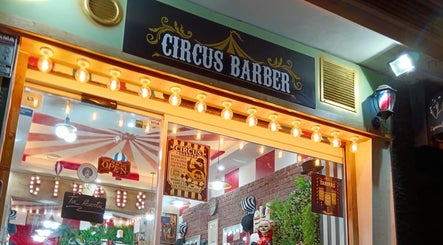 Entrada iluminada de Circus Barber San Bernardo en Madrid, Comunidad De Madrid, ES.