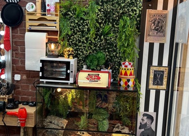 Decoración interior colorida en Circus Barber San Bernardo, Madrid, Comunidad De Madrid, ES.