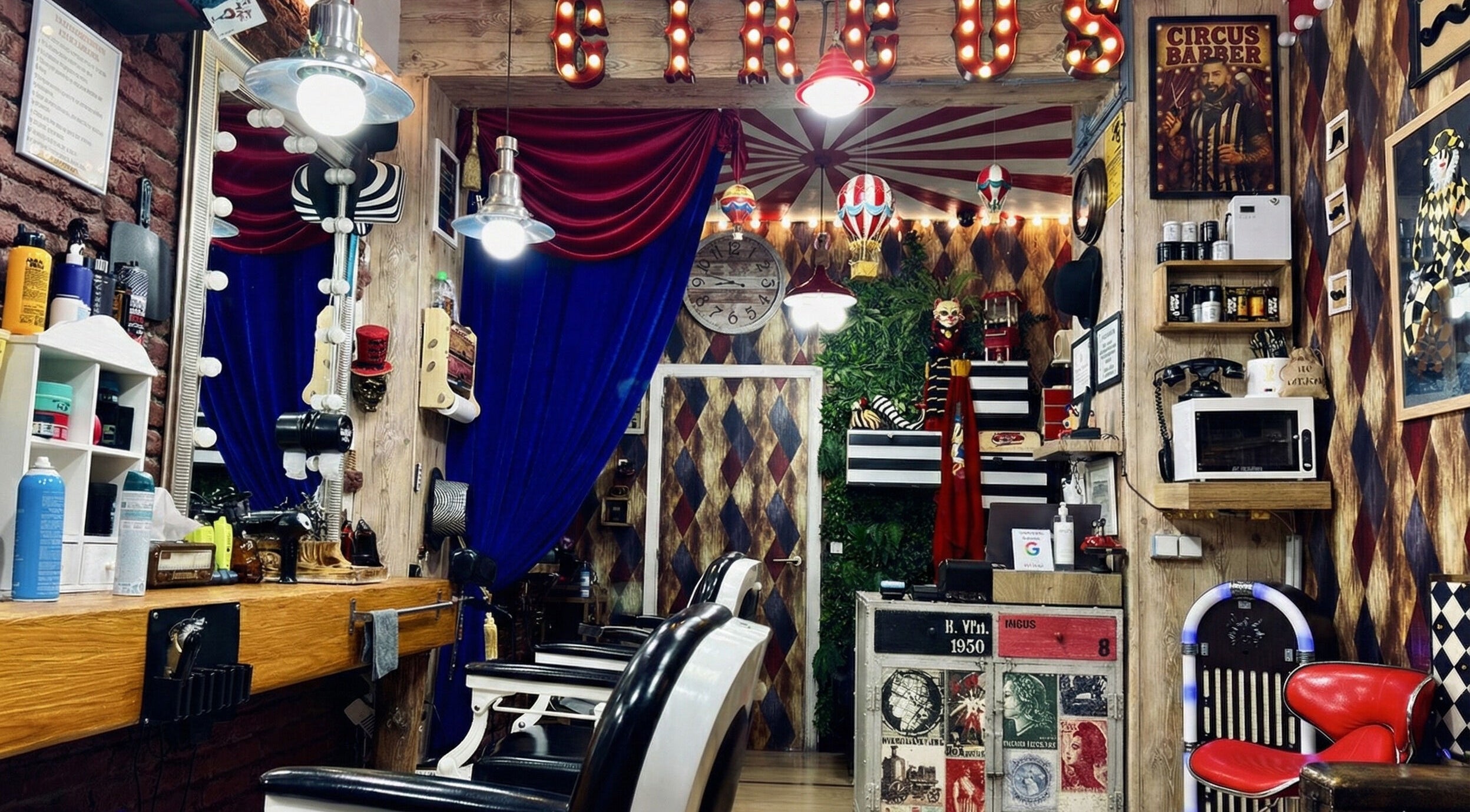 Interior único de Circus Barber Diego de León en Madrid, Comunidad De Madrid, ES, con decoración temática circense.