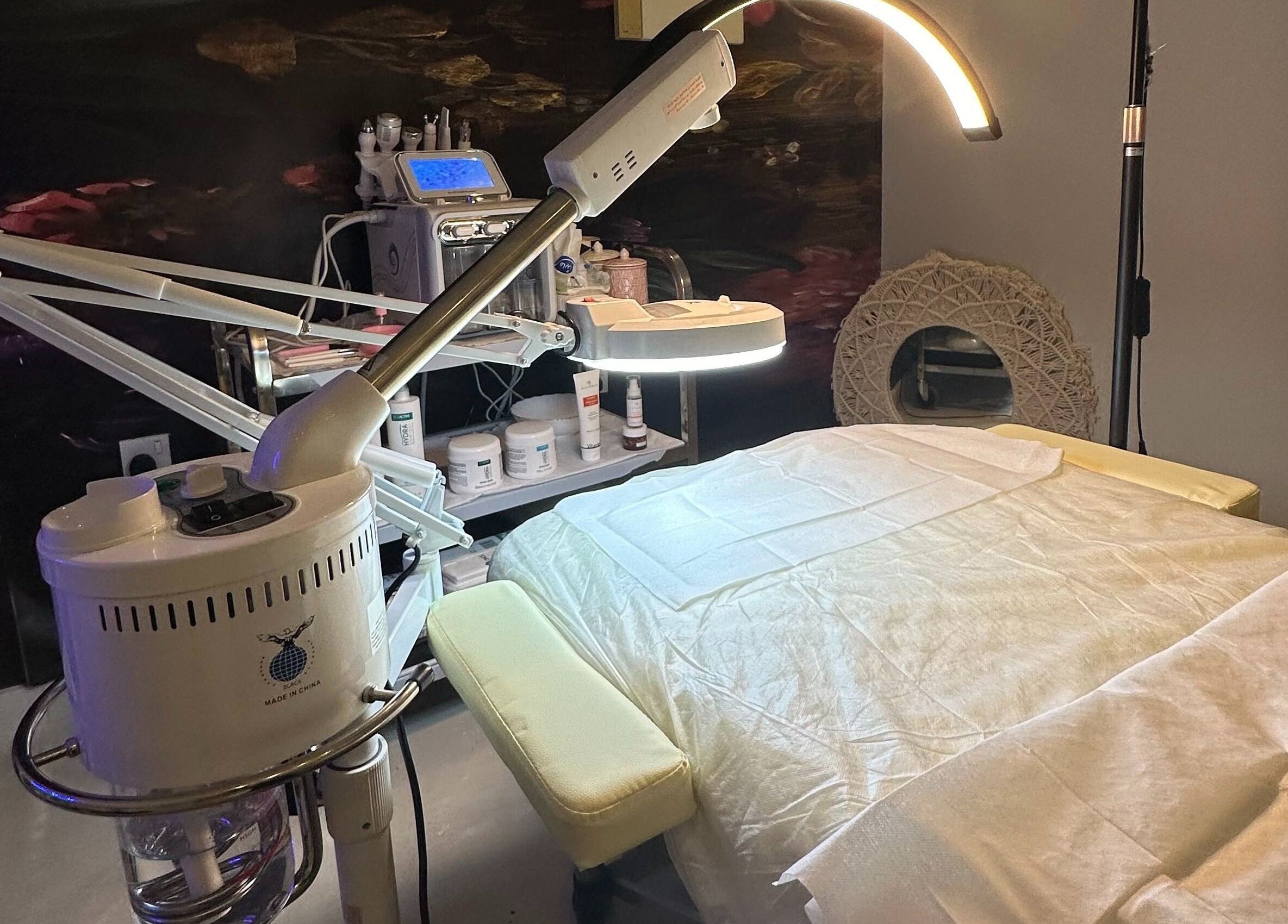 Relaxing treatment room at Purple Nail Spa Alyasmin, Riyadh, Riyadh Province, SA, showcasing modern equipment.