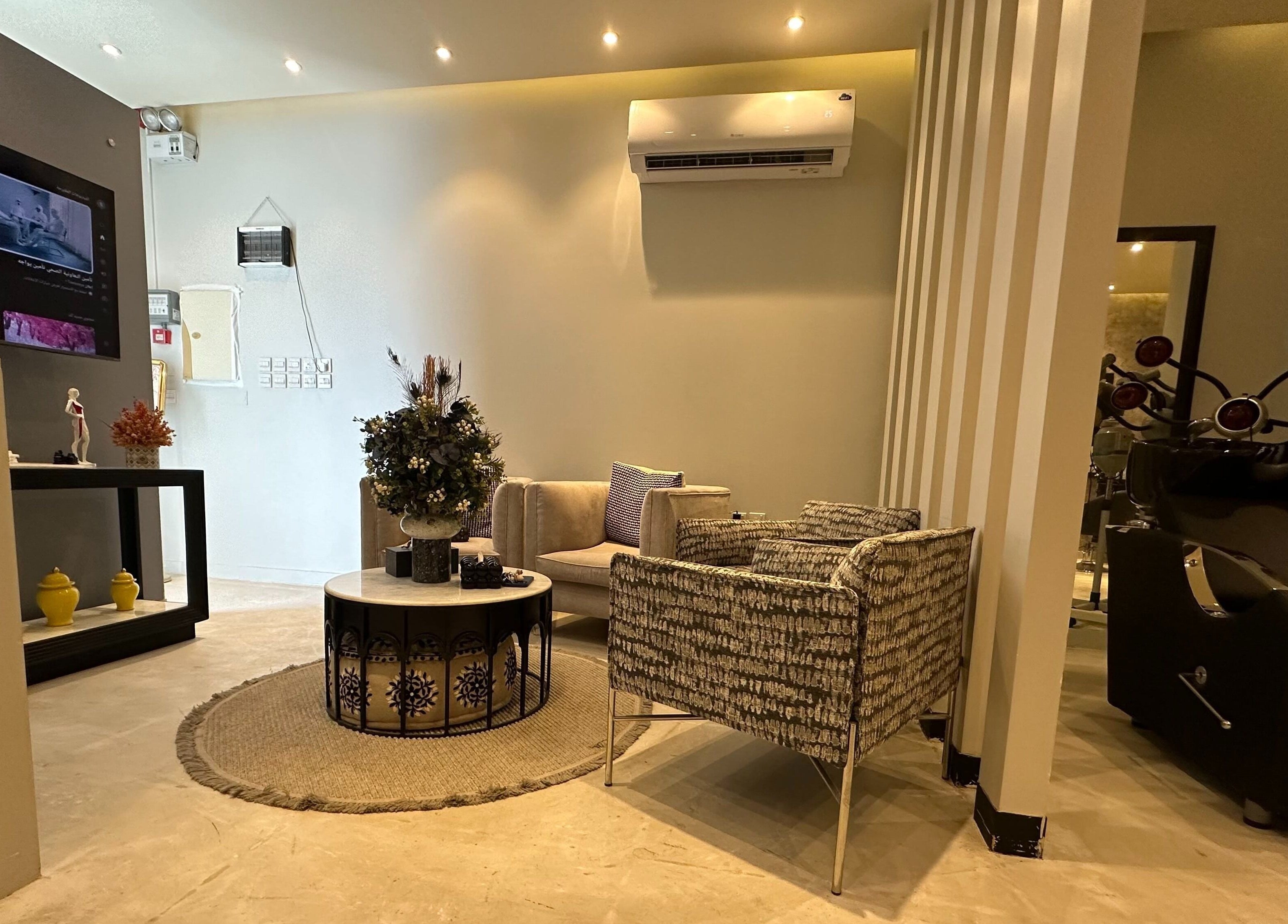 Cozy lounge area in Purple Nail Spa Alyasmin, Riyadh, Riyadh Province, SA with modern decor and comfy seating.