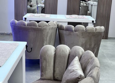 Luxxe Beauty Spot's elegant seating area in Roodepoort, Gauteng, ZA, featuring luxurious plush chairs.