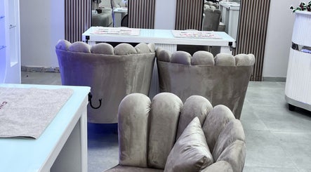 Luxxe Beauty Spot's elegant seating area in Roodepoort, Gauteng, ZA, featuring luxurious plush chairs.