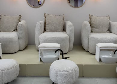 Luxxe Beauty Spot in Roodepoort, Gauteng, ZA features plush spa chairs and foot basins in a tranquil setting.