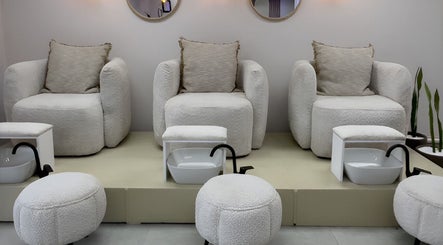 Luxxe Beauty Spot in Roodepoort, Gauteng, ZA features plush spa chairs and foot basins in a tranquil setting.