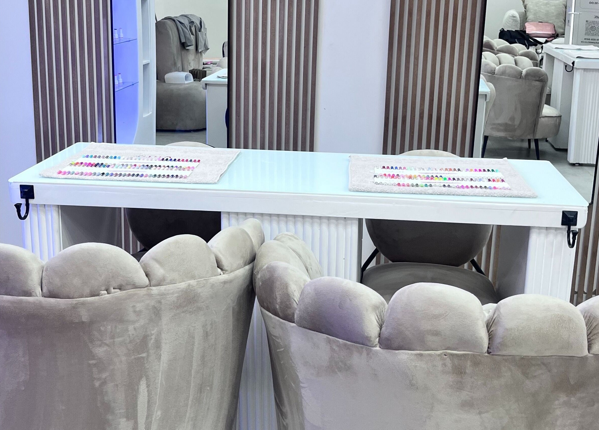 Luxxe Beauty Spot's elegant nail lounge with plush chairs in Roodepoort, Gauteng, ZA.