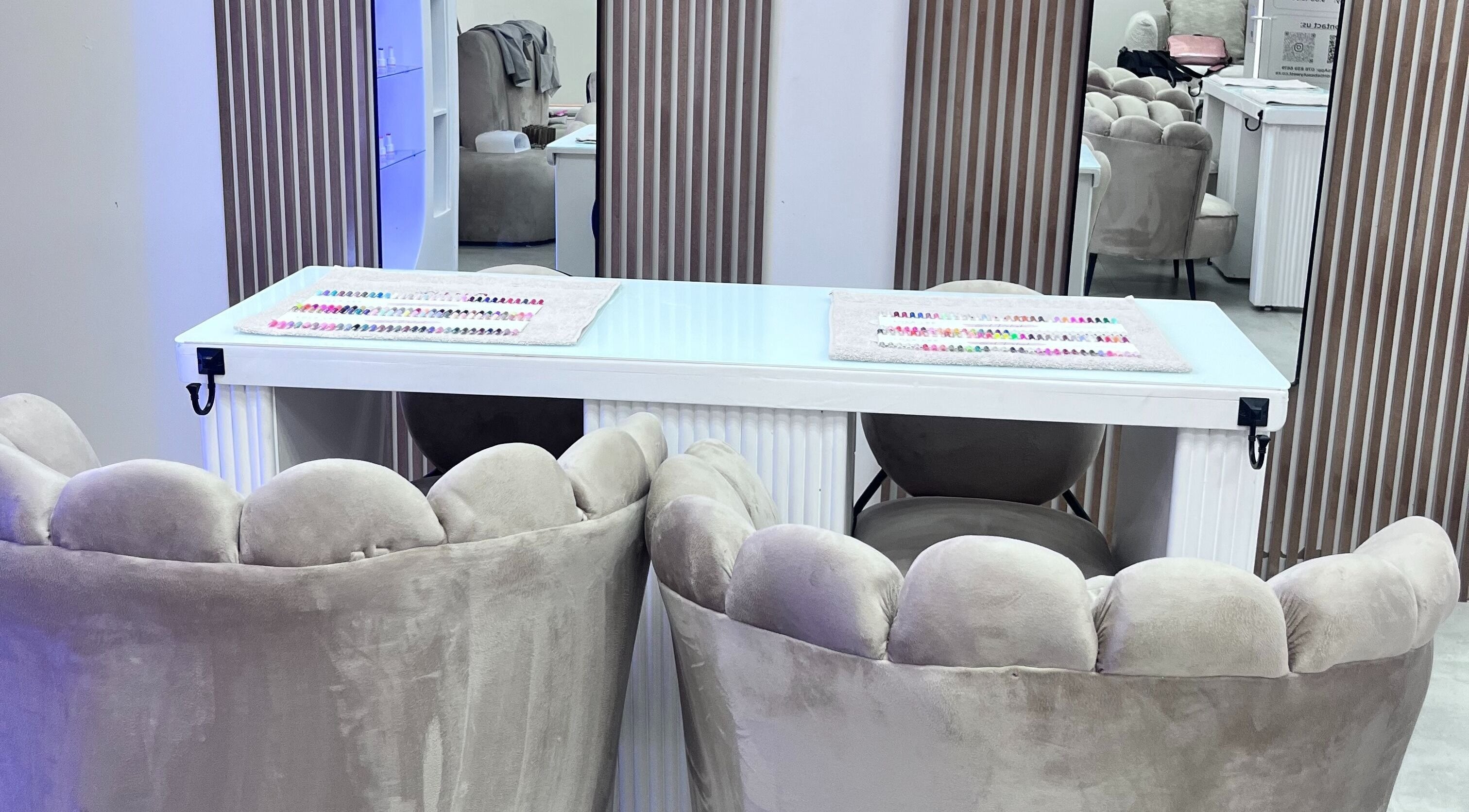 Luxxe Beauty Spot's elegant nail lounge with plush chairs in Roodepoort, Gauteng, ZA.