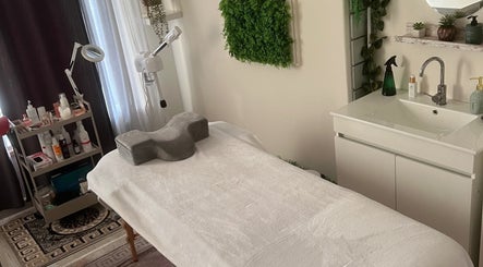 Sala de tratamento de beleza no Ser Amável Spa, Estoril, Lisboa, PT. Toalhas brancas, decoração verde.