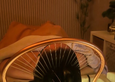 Cliente relaxa sob luz suave no Ser Amável Spa, Estoril, Lisboa, PT.