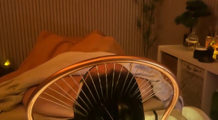 Cliente relaxa sob luz suave no Ser Amável Spa, Estoril, Lisboa, PT.