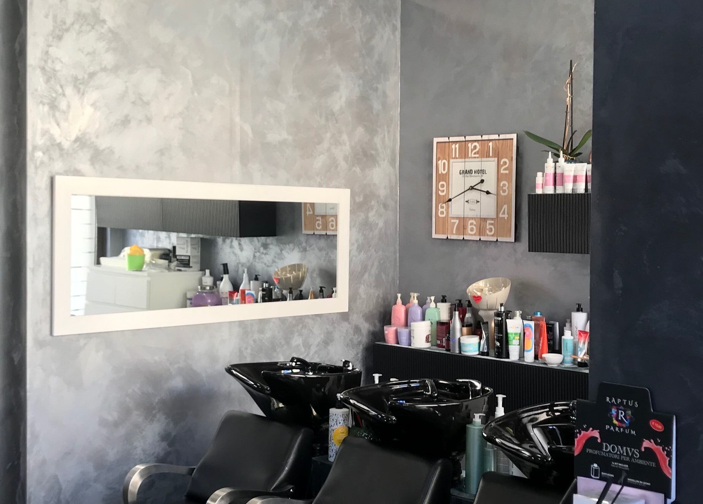 Postazioni lavaggio moderne a Un diavolo per capello, Brindisi, Puglia, IT.