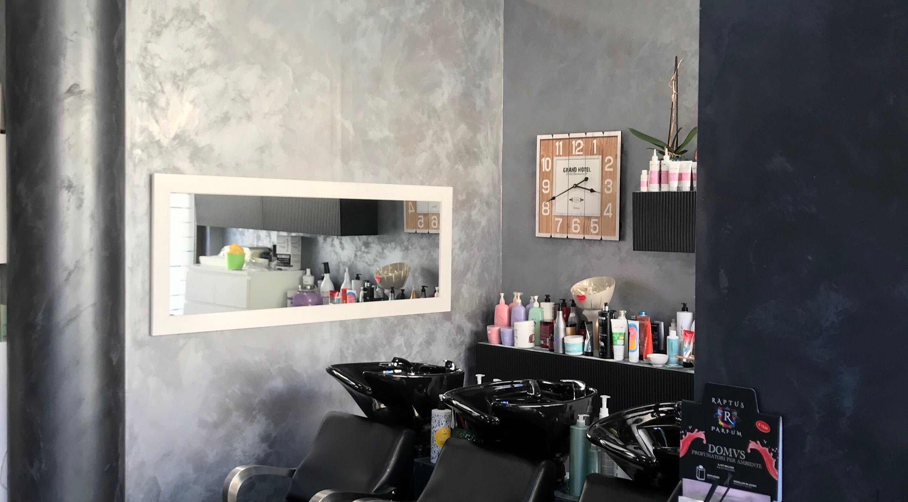 Postazioni lavaggio moderne a Un diavolo per capello, Brindisi, Puglia, IT.