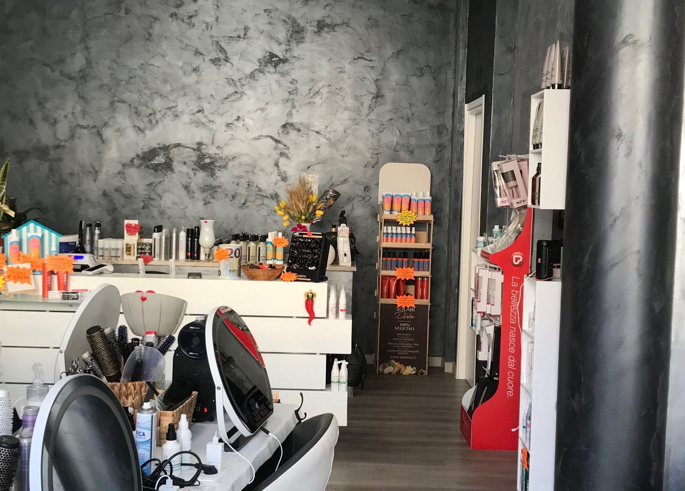 Interni moderni di Un diavolo per capello, Brindisi, Puglia, IT con prodotti di bellezza e arredamento elegante.