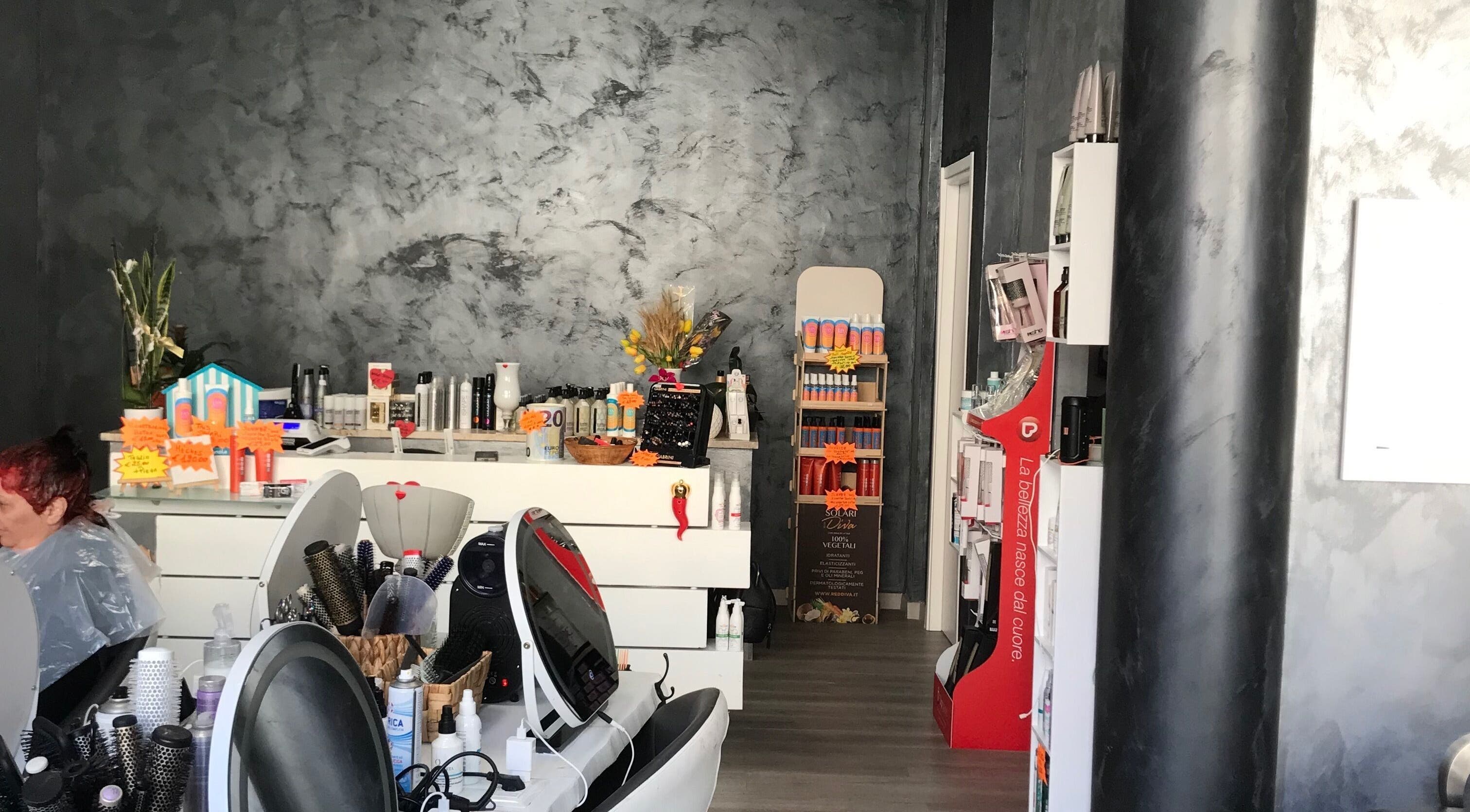 Interni moderni di Un diavolo per capello, Brindisi, Puglia, IT con prodotti di bellezza e arredamento elegante.