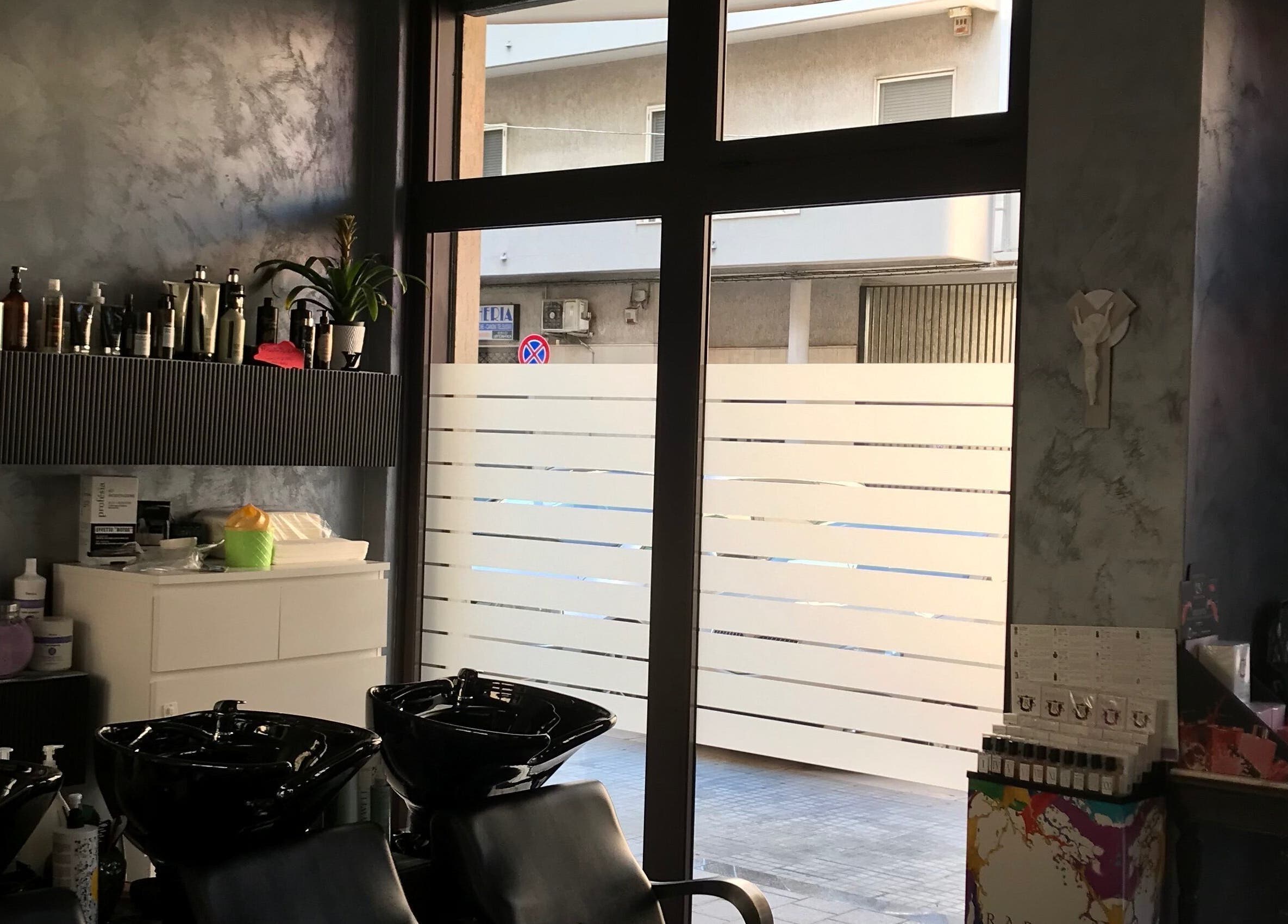 Interno elegante di Un diavolo per capello a Brindisi, Puglia, IT, con arredi moderni e prodotti cosmetici.