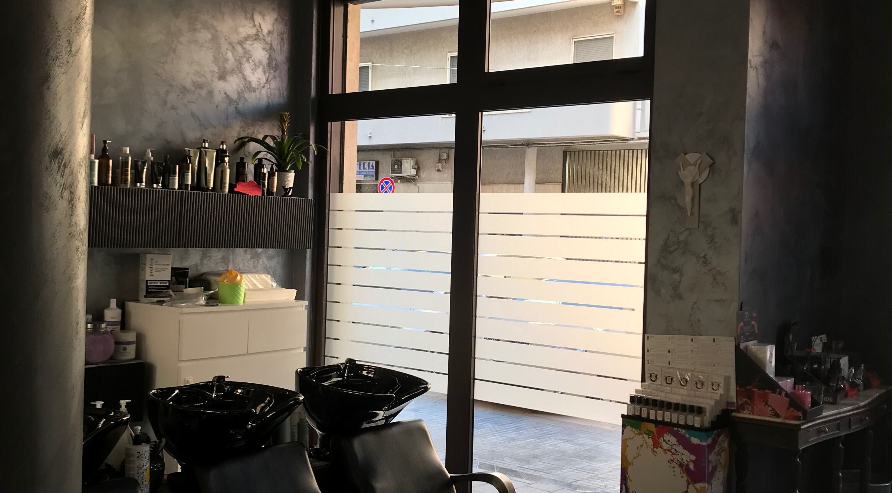 Interno elegante di Un diavolo per capello a Brindisi, Puglia, IT, con arredi moderni e prodotti cosmetici.