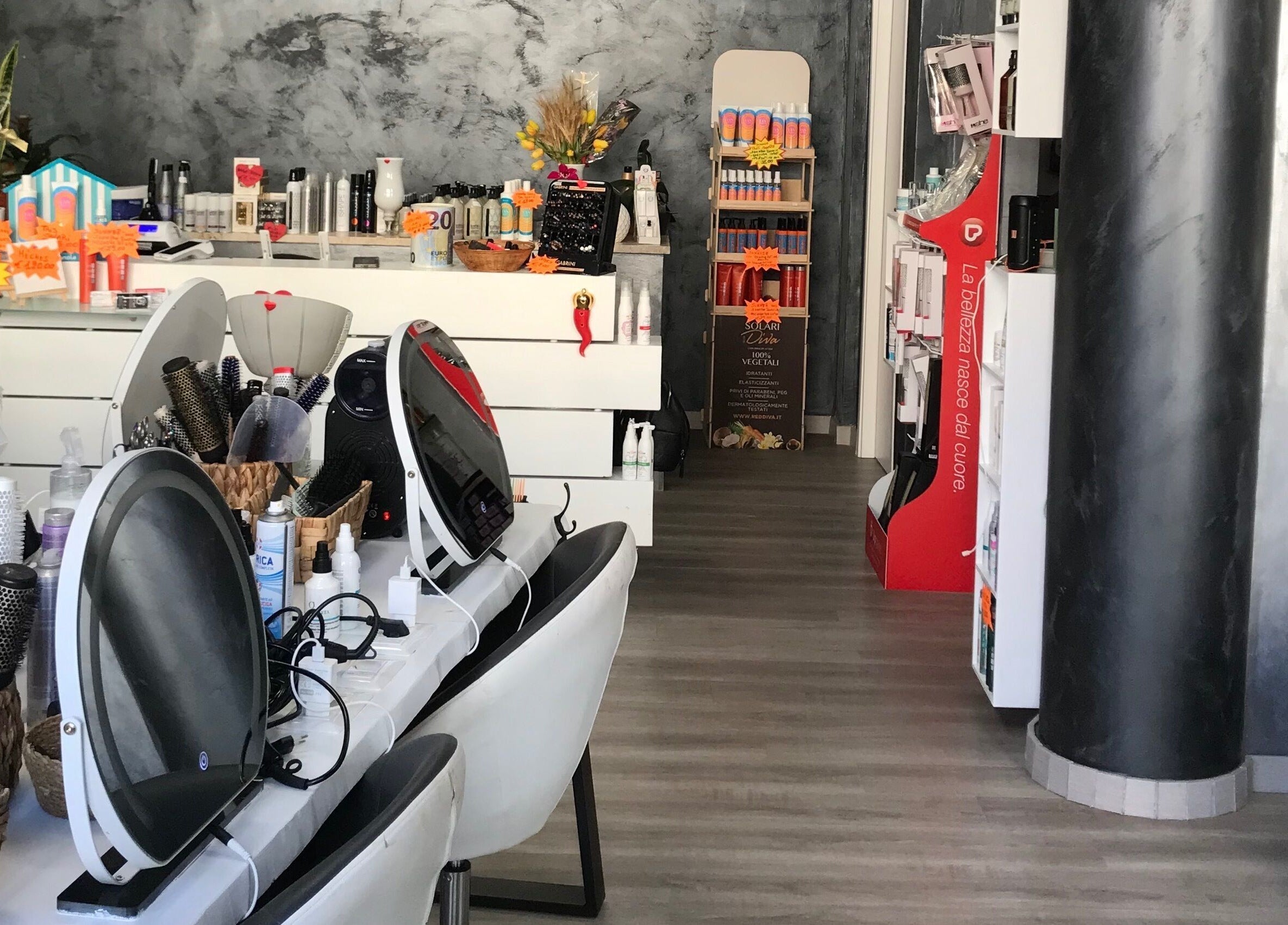 Interno moderno di Un Diavolo Per Capello, Brindisi, Puglia, IT con postazioni styling.