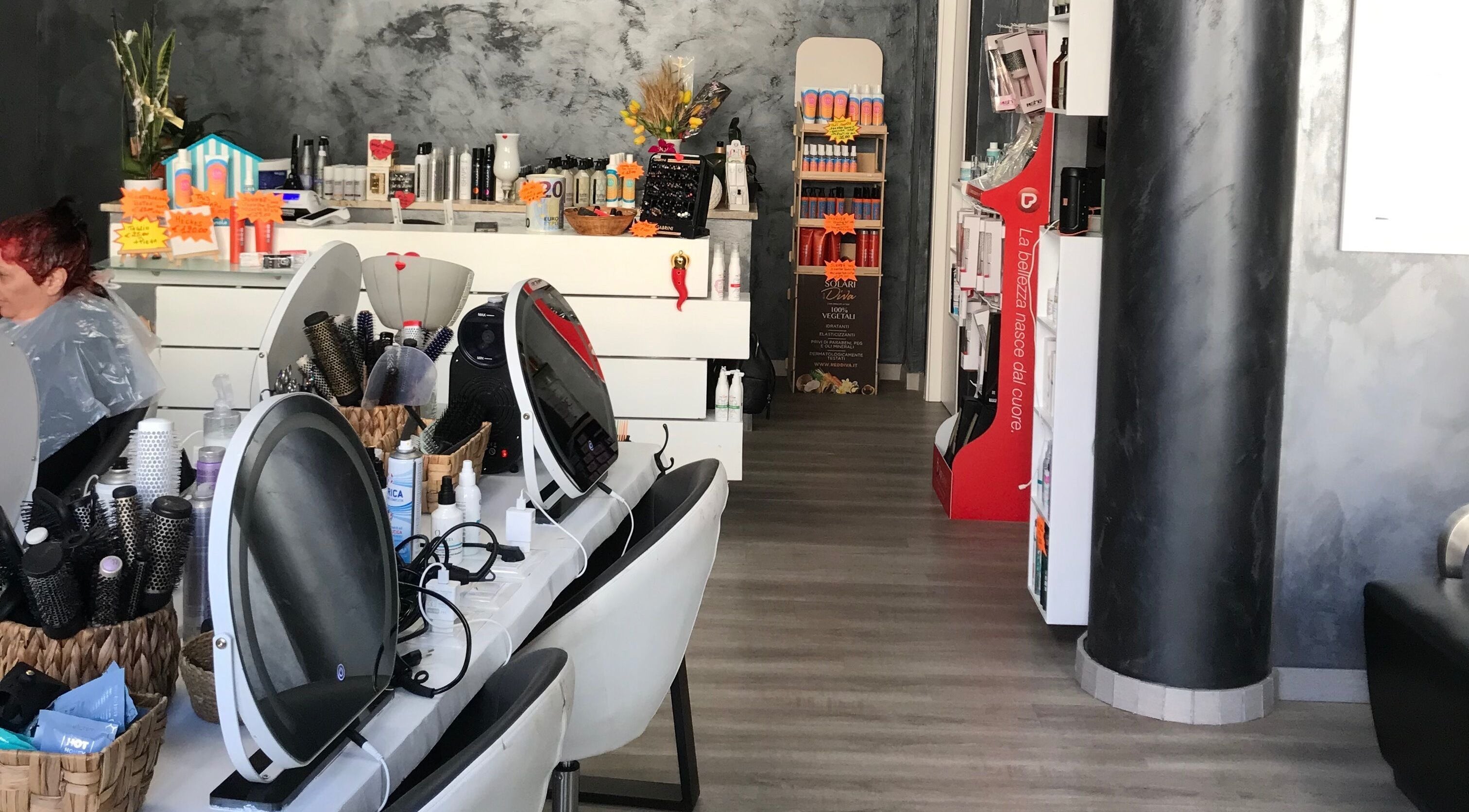 Interno moderno di Un Diavolo Per Capello, Brindisi, Puglia, IT con postazioni styling.