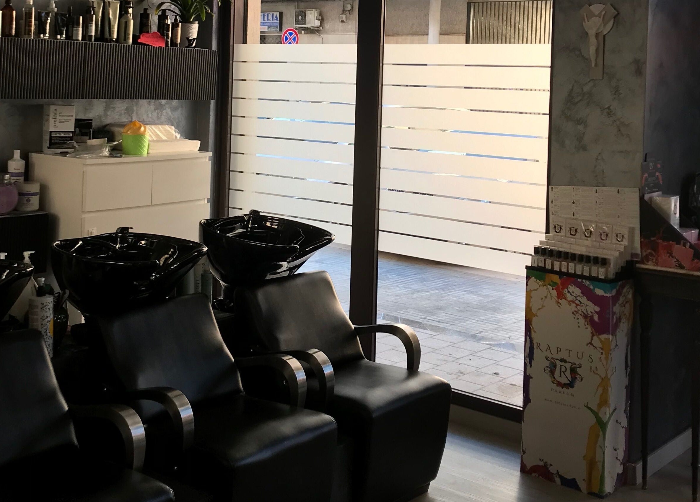 Postazione di lavaggio elegante presso Un Diavolo Per Capello, Brindisi, Puglia, IT.