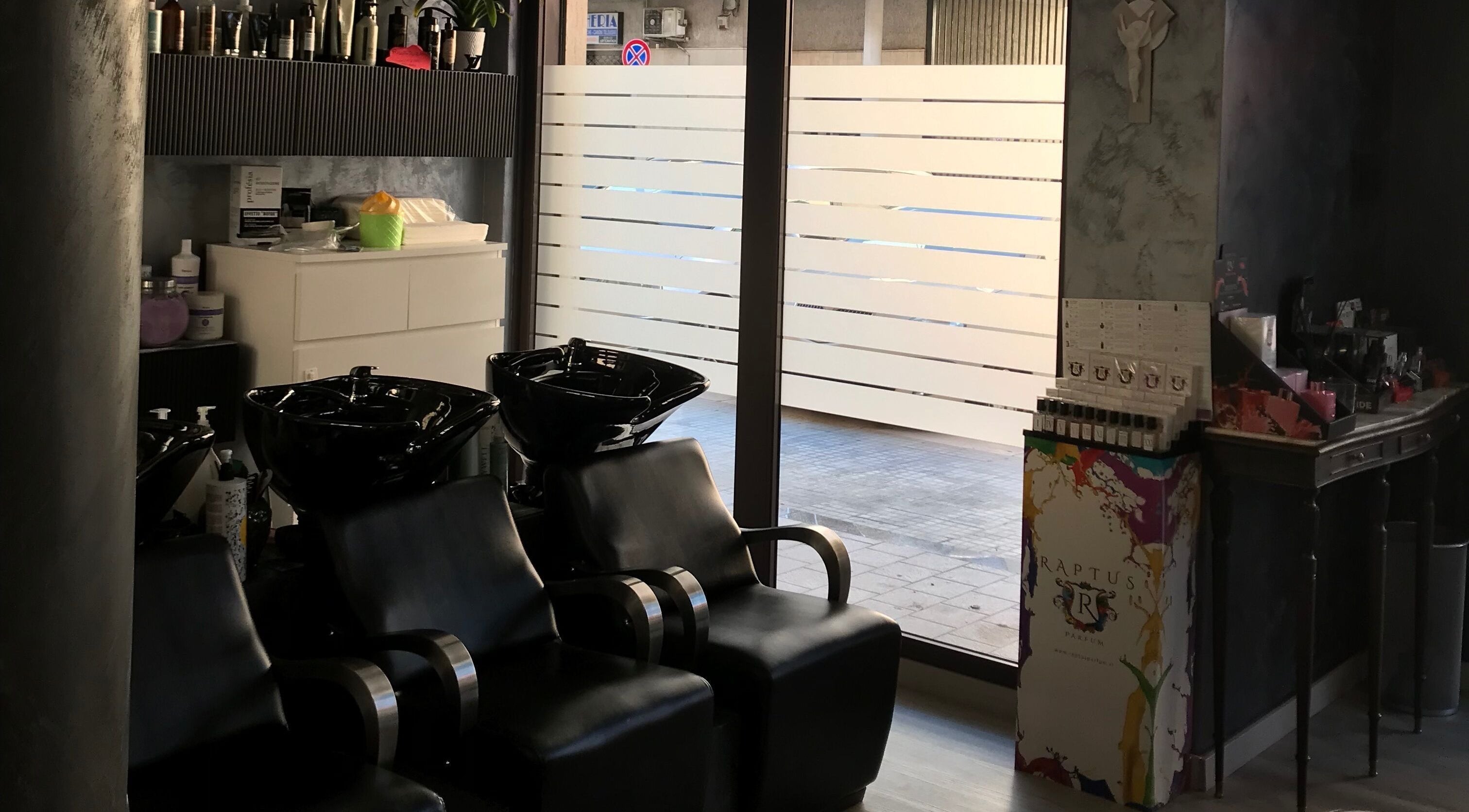 Postazione di lavaggio elegante presso Un Diavolo Per Capello, Brindisi, Puglia, IT.