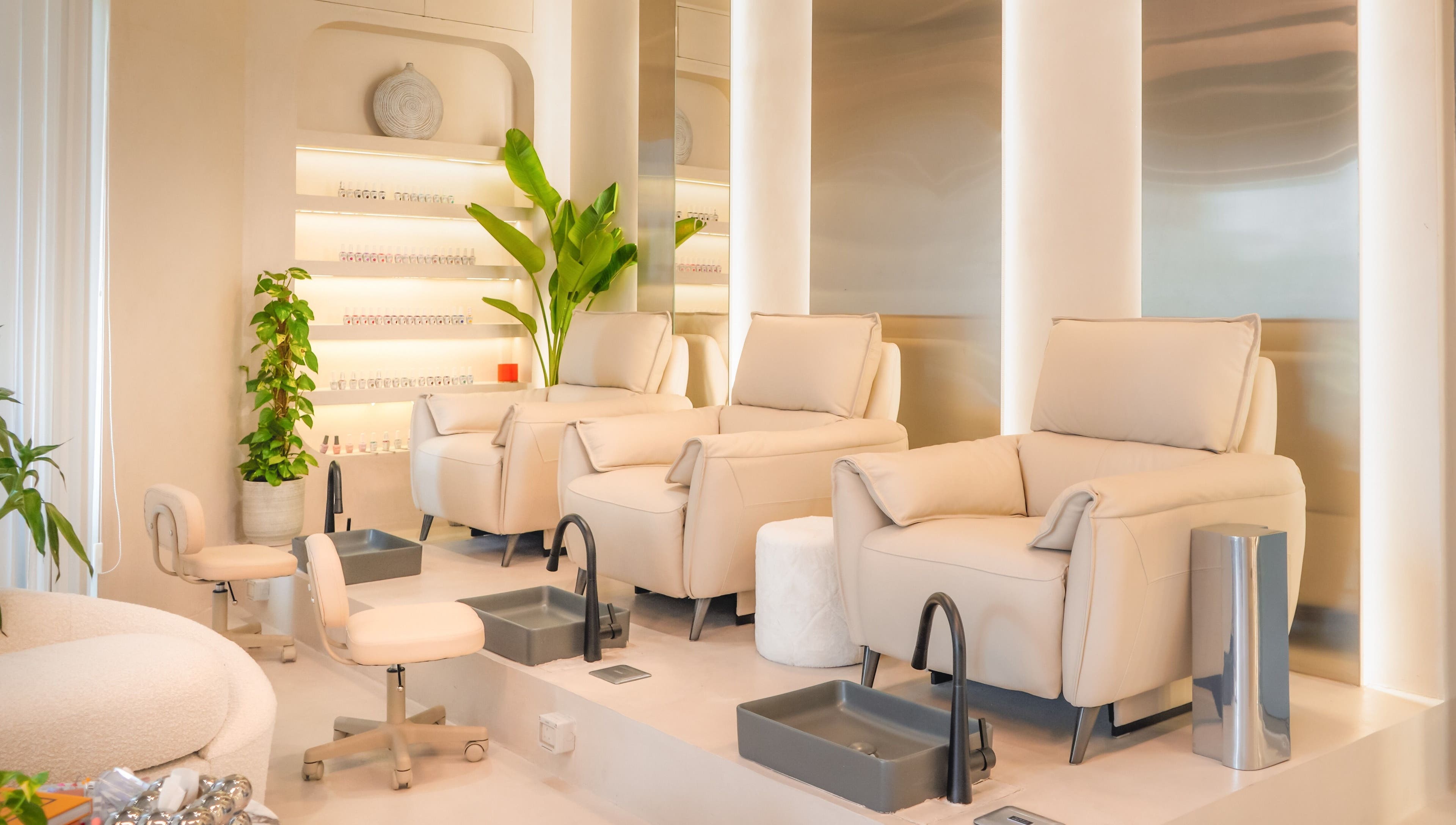 Luxurious pedicure chairs at Raw Nails Studio, دبي, دبي, AE, offering a relaxing nail care experience.