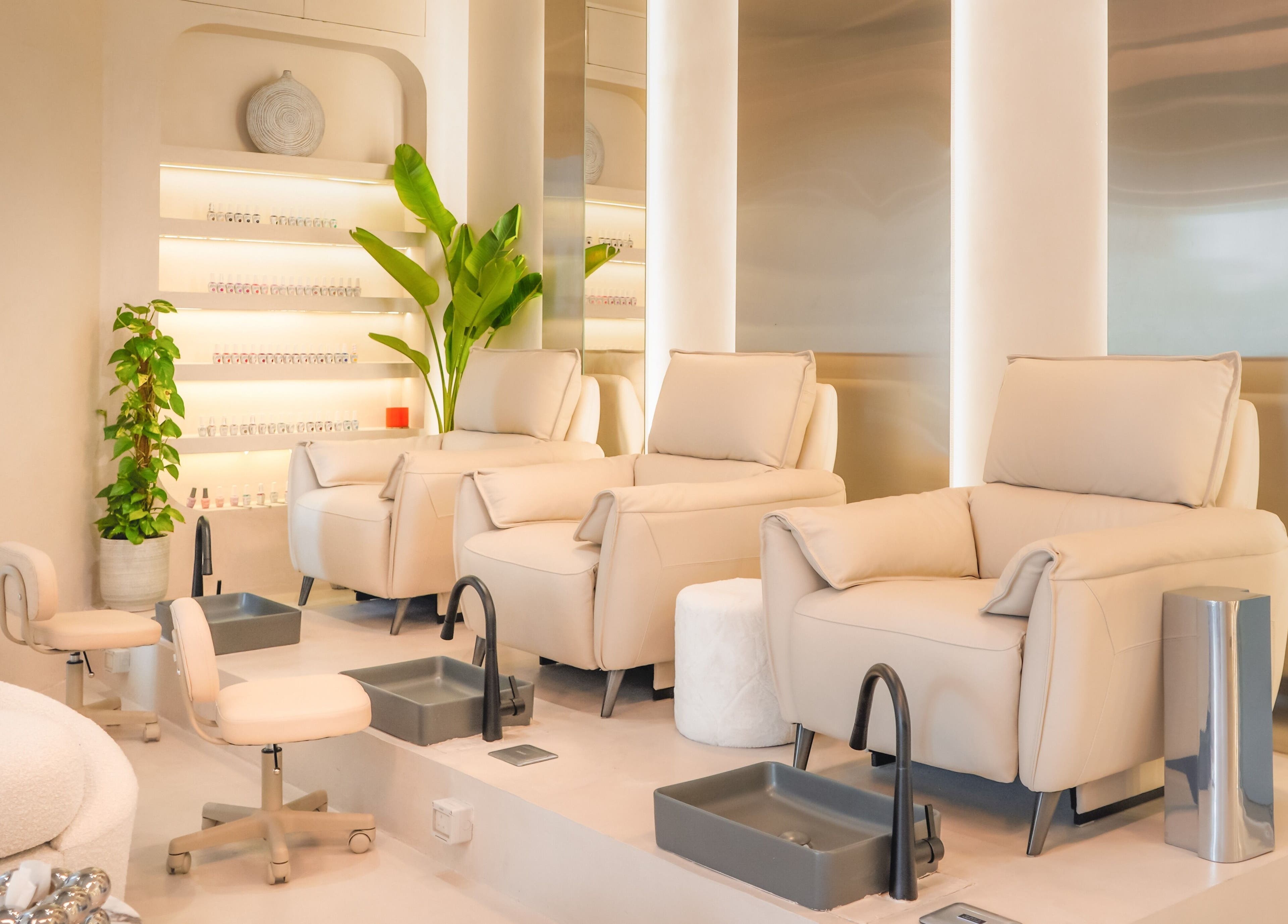 Luxurious pedicure chairs at Raw Nails Studio, دبي, دبي, AE, offering a relaxing nail care experience.