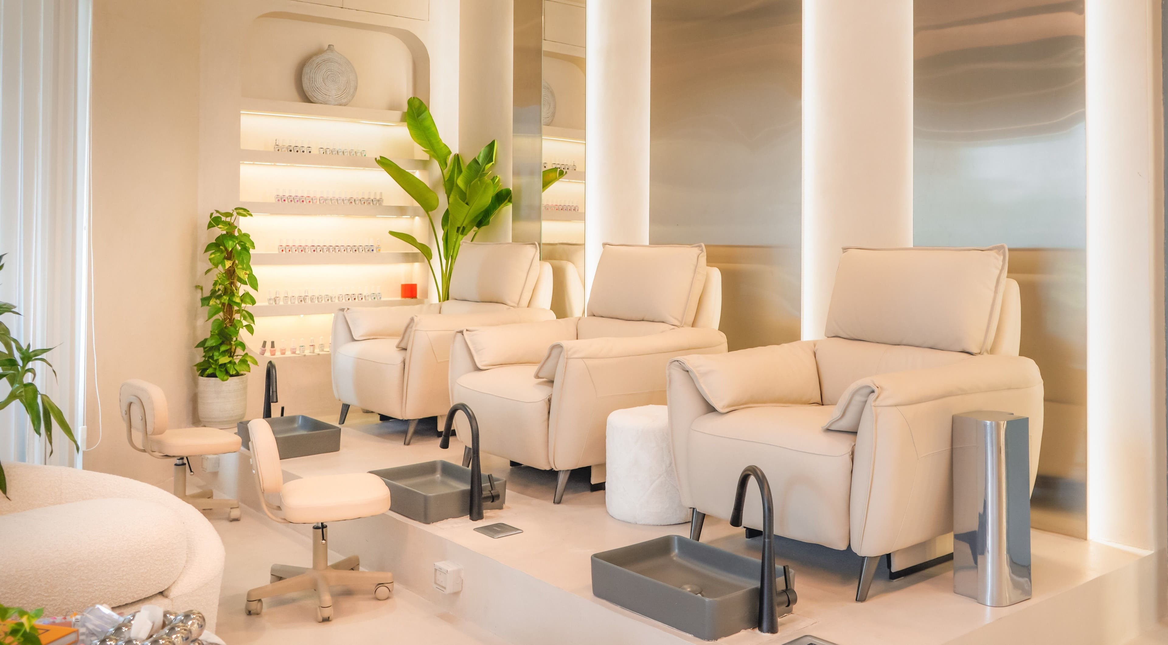 Luxurious pedicure chairs at Raw Nails Studio, دبي, دبي, AE, offering a relaxing nail care experience.