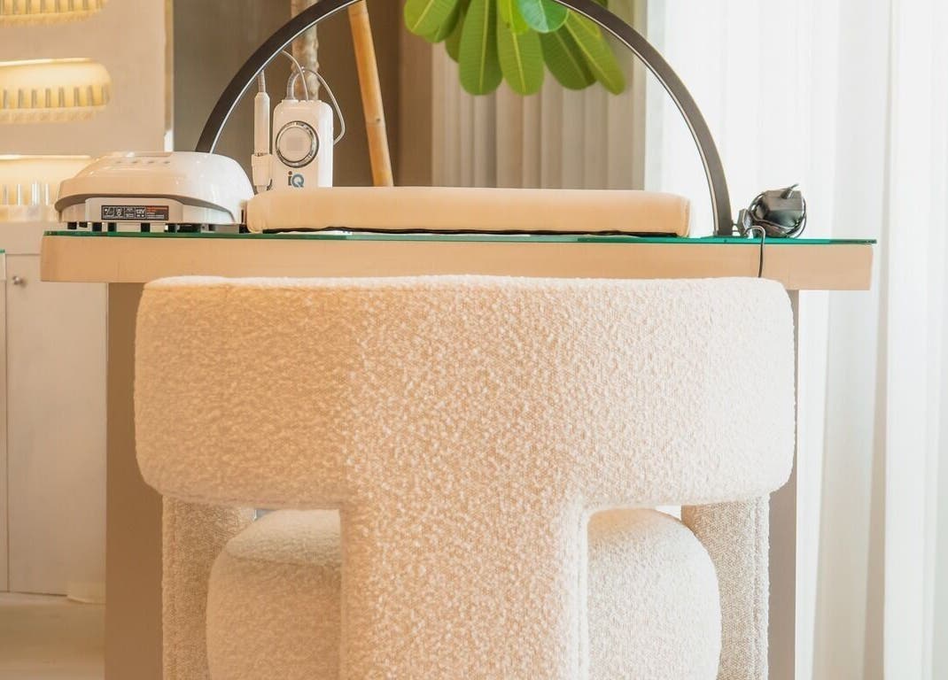 Elegant nail station at Raw Nails Studio, دبي, دبي, AE featuring modern decor and professional nail tools.