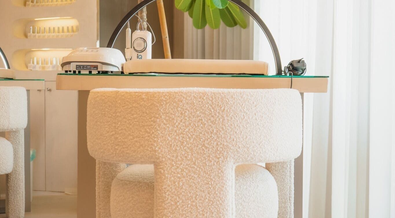 Elegant nail station at Raw Nails Studio, دبي, دبي, AE featuring modern decor and professional nail tools.