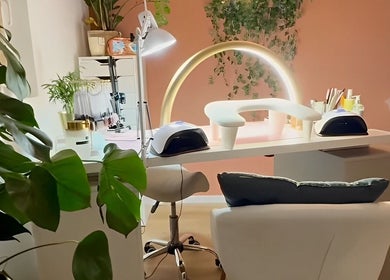 Espace manucure chic chez Honails Institut, Réguisheim, Grand Est, FR, avec plantes et décor moderne.